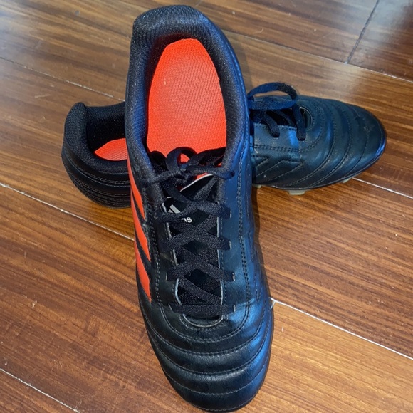 Soccer shoes size 4 - Picture 2 of 5